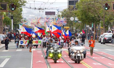 San Francisco, Ca - 10 Ağustos 2019: 26. Geleneksel Pistahan Geçit Töreni 'nin kimliği belirsiz katılımcıları, Filipinli topluluğun gurur ve çeşitliliğinin şenlik şamandıraları, etnik dansları, vs.