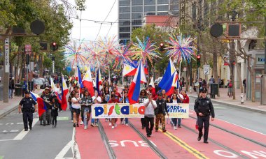 San Francisco, Ca - 10 Ağustos 2019: 26. Geleneksel Pistahan Geçit Töreni 'nin kimliği belirsiz katılımcıları, Filipinli topluluğun gurur ve çeşitliliğinin şenlik şamandıraları, etnik dansları vs.