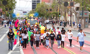San Francisco, Ca - 10 Ağustos 2019: 26. Geleneksel Pistahan Geçit Töreni 'nin kimliği belirsiz katılımcıları, Filipinli topluluğun gurur ve çeşitliliğinin şenlik şamandıraları, etnik dansları vs.