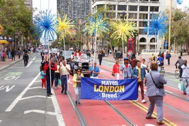 San Francisco, Ca - 10 Ağustos 2019: 26. Geleneksel Pistahan Geçit Töreni Belediye Başkanı London Breed, Filipinli topluluğun şenlik şamandıraları, etnik dansları vb.