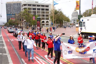 San Francisco, Ca - 10 Ağustos 2019: 26. Geleneksel Pistahan Geçit Töreni 'nin kimliği belirsiz katılımcıları, Filipinli topluluğun gurur ve çeşitliliğinin şenlik şamandıraları, etnik dansları vs.