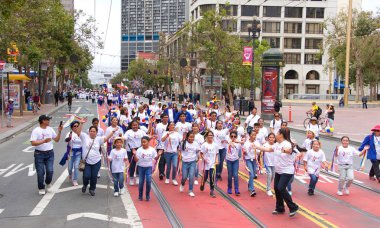 San Francisco, Ca - 10 Ağustos 2019: 26. Geleneksel Pistahan Geçit Töreni 'nin kimliği belirsiz katılımcıları, Filipinli topluluğun gurur ve çeşitliliğinin şenlik şamandıraları, etnik dansları vs.