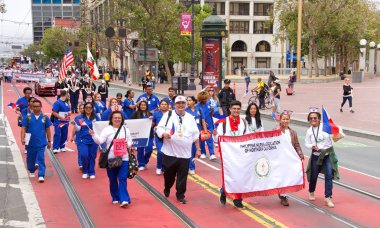 San Francisco, Ca - 10 Ağustos 2019: 26. Geleneksel Pistahan Geçit Töreni 'nin kimliği belirsiz katılımcıları, Filipinli topluluğun gurur ve çeşitliliğinin şenlik şamandıraları, etnik dansları vs.