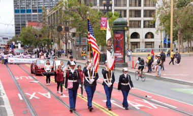 San Francisco, Ca - 10 Ağustos 2019: 26. Geleneksel Pistahan Geçit Töreni 'nin kimliği belirsiz katılımcıları, Filipinli topluluğun gurur ve çeşitliliğinin şenlik şamandıraları, etnik dansları vs.