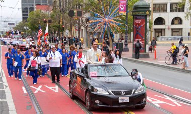 San Francisco, Ca - 10 Ağustos 2019: 26. Geleneksel Pistahan Geçit Töreni 'nde Senatör Scott Wiener, Filipinli topluluğun şenlik şamandıraları, etnik dansları vb.