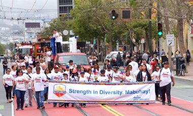 San Francisco, Ca - 10 Ağustos 2019: 26. Geleneksel Pistahan Geçit Töreni 'nin kimliği belirsiz katılımcıları, Filipinli topluluğun gurur ve çeşitliliğinin şenlik şamandıraları, etnik dansları vs.