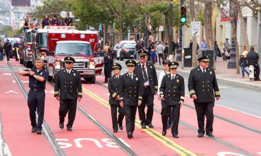 San Francisco, Ca - 10 Ağustos 2019: 26. Geleneksel Pistahan Geçit Töreni 'nin kimliği belirsiz katılımcıları, Filipinli topluluğun gurur ve çeşitliliğinin şenlik şamandıraları, etnik dansları vs.