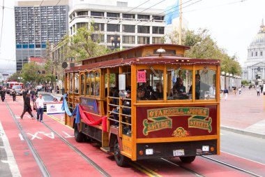 San Francisco, Ca - 10 Ağustos 2019: 26. Geleneksel Pistahan Geçit Töreni 'nin kimliği belirsiz katılımcıları, Filipinli topluluğun gurur ve çeşitliliğinin şenlik şamandıraları, etnik dansları vs.