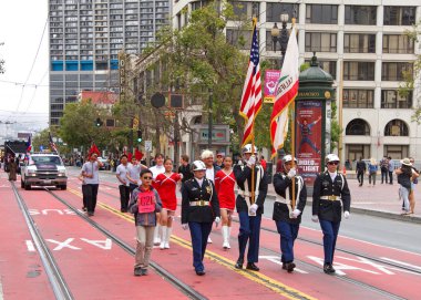 San Francisco, Ca - 10 Ağustos 2019: 26. Geleneksel Pistahan Geçit Töreni 'nin kimliği belirsiz katılımcıları, Filipinli topluluğun gurur ve çeşitliliğinin şenlik şamandıraları, etnik dansları vs.