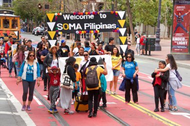 San Francisco, Ca - 10 Ağustos 2019: 26. Geleneksel Pistahan Geçit Töreni 'nin kimliği belirsiz katılımcıları, Filipinli topluluğun gurur ve çeşitliliğinin şenlik şamandıraları, etnik dansları vs.