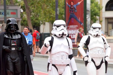 San Francisco, Ca - 10 Ağustos 2019: 26. Geleneksel Pistahan Geçit Töreni 'nin kimliği belirsiz katılımcıları, Filipinli topluluğun gurur ve çeşitliliğinin şenlik şamandıraları, etnik dansları vs.