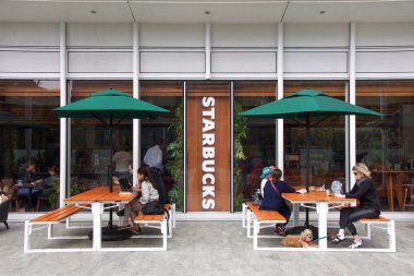 San Francisco, Ca - 10 Ağustos 2019 Satış Gücü Geçiş Merkezi 'nin tepesindeki Starbucks kahvesi. 2018 itibariyle, Starbucks dünya çapında 28.218 mağaza işletiyor..