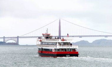 San Francisco, Ca - 19 Ağustos 2019: 600 yolcu gemisi Enhydra, Kırmızı ve Beyaz Filolar. Alüminyum kaplama, lityum iyonlu akü eklentisi San Francisco Körfezi 'nde ve çevresinde turlar sağlıyor..