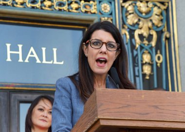San Francisco, Ca - 26 Ağustos 2019: Belediye binasının merdivenlerinde düzenlenen 2. Yıllık Kadın Eşitliği Günü mitinginde Denetmenler Kurulu Başkanı Catherine Stefani konuşma yapacak. Bu 19. Yasa Değişikliği 'nin 99. yıldönümü.