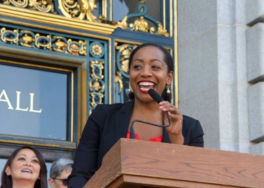 San Francisco, Ca - 26 Ağustos 2019: Belediye binasının merdivenlerinde düzenlenen ikinci yıllık Kadın Eşitliği Günü mitinginde Denetçiler Kurulu Malia Cohen konuşma yapacak. Bu 19. Yasa Değişikliği 'nin 99. yıldönümü.