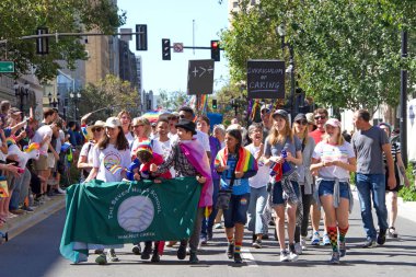 Oakland, Ca - 08 Eylül 2019: Oakland Gay Onur Festivali 'nin 10. Geleneksel Oakland Gey Onur Yürüyüşü Oakland şehir merkezindeki.