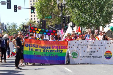 Oakland, Ca - 08 Eylül 2019: Oakland Gay Onur Festivali 'nin 10. Geleneksel Oakland Gey Onur Yürüyüşü Oakland şehir merkezindeki.