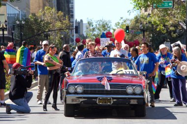 Oakland, Ca - 08 Eylül 2019: Senatör Nancy Skinner, Oakland şehir merkezindeki 10. geleneksel Oakland Gay Onur Yürüyüşü 'nde kutlama yapıyor. Yerel medya istasyonu röportaj yapıyor.