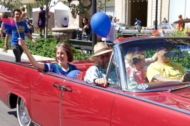 Oakland, Ca - 08 Eylül 2019: Senatör Nancy Skinner, Oakland 'ın Oakland şehir merkezindeki 10. geleneksel Oakland Gay Onur Yürüyüşü' nde kutlama yapıyor..