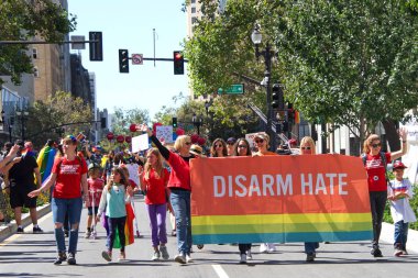 Oakland, Ca - 08 Eylül 2019: Oakland Gay Onur Festivali 'nin 10. Geleneksel Oakland Gey Onur Yürüyüşü Oakland şehir merkezindeki.