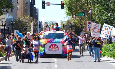 Oakland, Ca - 08 Eylül 2019: Oakland Gay Onur Festivali 'nin 10. Geleneksel Oakland Gey Onur Yürüyüşü Oakland şehir merkezindeki.