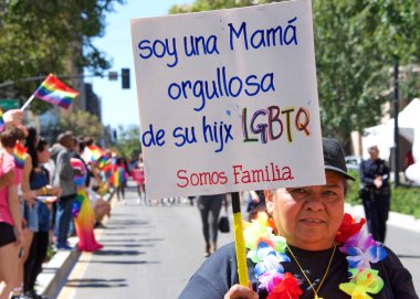 Oakland, Ca - Eylül 08, 2019: Kimliği belirsiz katılımcılar, Oakland 'ın Oakland kentinde düzenlenen 10. Geleneksel Gey Onur Festivali ve Geçit Töreni' nde İspanyolca tabelalar taşıyarak kutladılar.