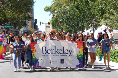Oakland, Ca - 08 Eylül 2019: Oakland Gay Onur Festivali 'nin 10. Geleneksel Oakland Gey Onur Yürüyüşü Oakland şehir merkezindeki.