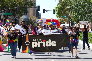 Oakland, Ca - 08 Eylül 2019: Oakland Gay Onur Festivali 'nin 10. Geleneksel Oakland Gey Onur Yürüyüşü Oakland şehir merkezindeki.