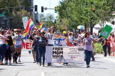 Oakland, Ca - 08 Eylül 2019: Oakland Gay Onur Festivali 'nin 10. Geleneksel Oakland Gey Onur Yürüyüşü Oakland şehir merkezindeki.