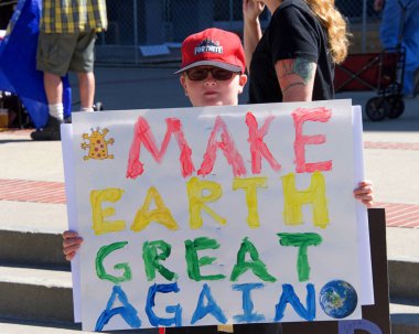 Sacramento, Ca - 20 Eylül 2019: Meclis binasının merdivenlerinde iklim değişikliğini protesto eden gençler. Pazartesi günü BM 'de yapılması planlanan iklim zirvesi öncesinde küresel iklim grevi.