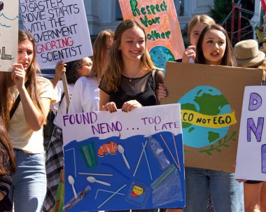 Sacramento, Ca - 20 Eylül 2019: Meclis binasının merdivenlerinde iklim değişikliğini protesto eden gençler. Pazartesi günü BM 'de yapılması planlanan iklim zirvesi öncesinde küresel iklim grevi.