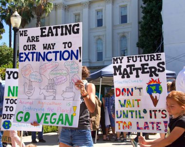 Sacramento, Ca - 20 Eylül 2019: Meclis binasının merdivenlerinde iklim değişikliğini protesto eden gençler. Pazartesi günü BM 'de yapılması planlanan iklim zirvesi öncesinde küresel iklim grevi.
