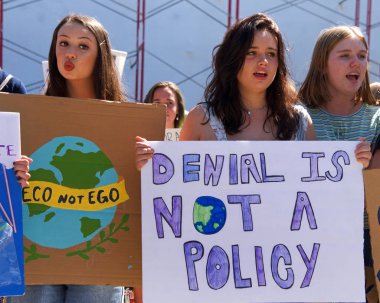 Sacramento, Ca - 20 Eylül 2019: Meclis binasının merdivenlerinde iklim değişikliğini protesto eden gençler. Pazartesi günü BM 'de yapılması planlanan iklim zirvesi öncesinde küresel iklim grevi.