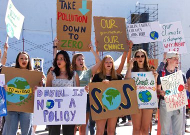 Sacramento, Ca - 20 Eylül 2019: Meclis binasının merdivenlerinde iklim değişikliğini protesto eden gençler. Pazartesi günü BM 'de yapılması planlanan iklim zirvesi öncesinde küresel iklim grevi.
