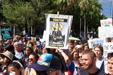 Sacramento, Ca - 20 Eylül 2019: Meclis binasının merdivenlerinde iklim değişikliğini protesto eden gençler. Pazartesi günü BM 'de yapılması planlanan iklim zirvesi öncesinde küresel iklim grevi.