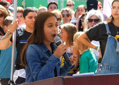 Sacramento, Ca - 20 Eylül 2019: Gençlik Sacramento 'daki meclis binasının merdivenlerinde iklim değişikliğini protesto ediyor. Pazartesi günü BM 'de yapılması planlanan iklim zirvesi öncesinde küresel iklim grevi.