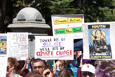 Sacramento, Ca - 20 Eylül 2019: Gençlik Sacramento 'daki meclis binasının merdivenlerinde iklim değişikliğini protesto ediyor. Pazartesi günü BM 'de yapılması planlanan iklim zirvesi öncesinde küresel iklim grevi.