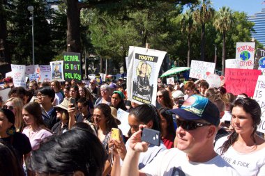 Sacramento, Ca - 20 Eylül 2019: Gençlik Sacramento 'daki meclis binasının merdivenlerinde iklim değişikliğini protesto ediyor. Pazartesi günü BM 'de yapılması planlanan iklim zirvesi öncesinde küresel iklim grevi.
