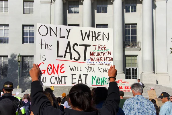 Berkeley, Ca - 19 Temmuz 2019: Sproul Plaza 'daki kimliği belirsiz protestocular, Hawaii' deki eylemcilerle dayanışma içinde olarak Mauna Kea 'yı 30 metrelik bir teleskopun tepesinden korumak için protesto ettiler.