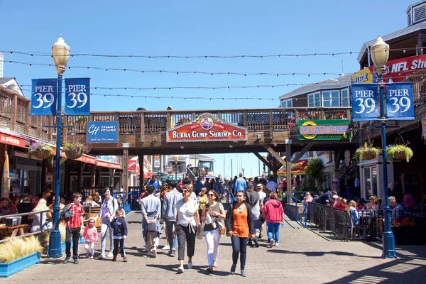 San Francisco 2019 Turistas Caminando Muelle Que Cuenta Con Restaurantes — Foto de Stock