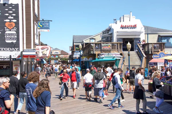 San Francisco 2019 Turistas Caminando Muelle Que Cuenta Con Restaurantes — Foto de Stock