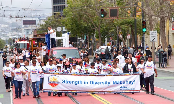 San Francisco, Ca - 10 Ağustos 2019: 26. Geleneksel Pistahan Geçit Töreni 'nin kimliği belirsiz katılımcıları, Filipinli topluluğun gurur ve çeşitliliğinin şenlik şamandıraları, etnik dansları vs.