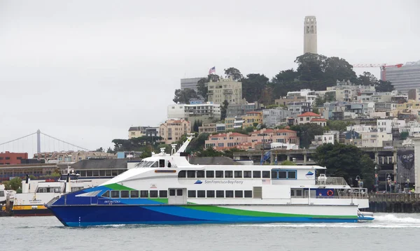 2019年8月19日 旧金山 旧金山湾渡轮提供从奥克兰和阿拉米达到旧金山渡口 41号码头 天使岛和牡蛎角的客运服务 — 图库照片