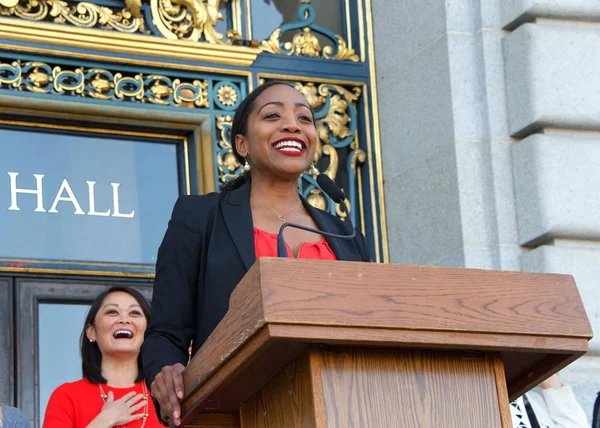 2019年8月26日 旧金山 监事会成员玛利亚 科恩在市政厅台阶上举行的第二届妇女平等日年度集会上发表讲话 今天是第十九号修正案99周年纪念日 — 图库照片