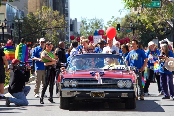 Oakland, Ca - 08 Eylül 2019: Senatör Nancy Skinner, Oakland şehir merkezindeki 10. geleneksel Oakland Gay Onur Yürüyüşü 'nde kutlama yapıyor. Yerel medya istasyonu röportaj yapıyor.