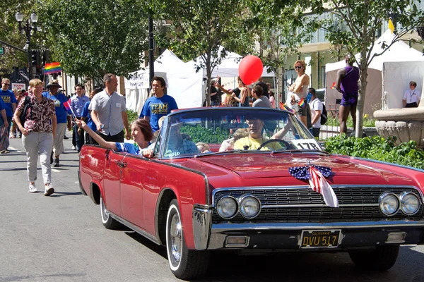 Oakland, Ca - 08 Eylül 2019: Senatör Nancy Skinner, Oakland 'ın Oakland şehir merkezindeki 10. geleneksel Oakland Gay Onur Yürüyüşü' nde kutlama yapıyor..