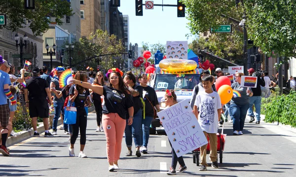 Oakland, Ca - 08 Eylül 2019: Oakland Gay Onur Festivali 'nin 10. Geleneksel Oakland Gey Onur Yürüyüşü Oakland şehir merkezindeki.