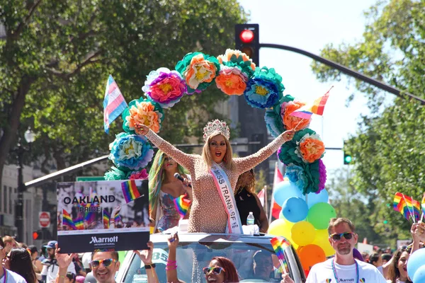 Oakland, Ca - 08 Eylül 2019: Oakland Gay Onur Festivali 'nin 10. Geleneksel Oakland Gey Onur Yürüyüşü Oakland şehir merkezindeki.