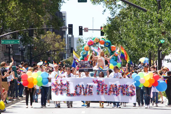 Oakland, Ca - 08 Eylül 2019: Oakland Gay Onur Festivali 'nin 10. Geleneksel Oakland Gey Onur Yürüyüşü Oakland şehir merkezindeki.