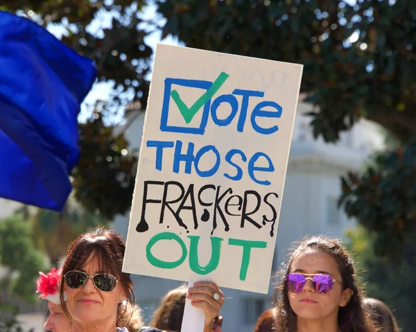 Sacramento, Ca - 20 Eylül 2019: Meclis binasının merdivenlerinde iklim değişikliğini protesto eden gençler. Pazartesi günü BM 'de yapılması planlanan iklim zirvesi öncesinde küresel iklim grevi.
